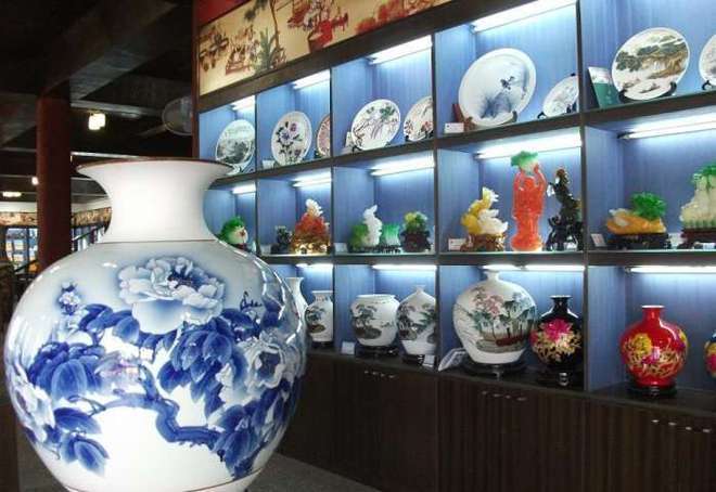 演示,有瓷碑长廊,名家画苑,祖师庙,天后宫,古窑群,烽火仙祠,致美轩,掏