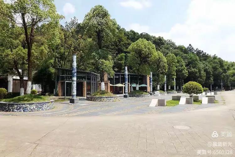 致美轩的左侧是风火仙师庙.风火仙师庙外面立着一座石牌坊,上面也
