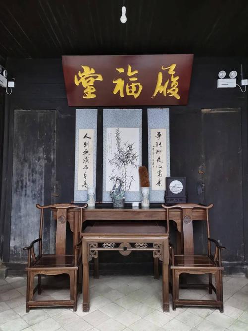 首先看到的是致美轩,又是一座徽派古建,其中展出了精美陶瓷和陶瓷文化